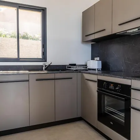 Hugo, Neuve, 8 Pers, Pisc Chauffee, * ブランド