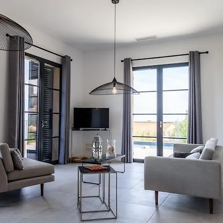 Hugo, Neuve, 8 Pers, Pisc Chauffee, Villa Brando